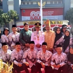 Pengurus PGRI Kota Batu saat foto bersama Wali Kota Batu, Nurochman, usai upacara peringatan HUT ke-80 RI di Balai Kota Among Tani.