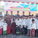 Plt Ketua Baznas Jatim, KH Ali Maschan Moesa, dan Kepala Kemenag Jatim, Husnul Maram, saat foto bersama anak-anak. Foto: Ist