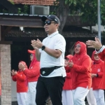 Wali Kota Pasuruan saat mengikuti senam bersama lansia dalam rangka memperingati hari jadi daerah yang ke-340. 