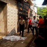 Lokasi pembantaian dan saat polisi melakukan olah TKP.