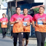 Kapolres Kediri AKBP Bramastyo Priaji (kanan) saat ikut berlari bersama peserta lainnya. (Ist).
