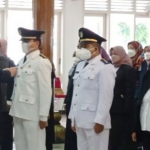 Bupati Kediri Hanindito Himawan Pramana saat menyematkan pin kepada salah satu pejabat yang dilantik. foto: ist.