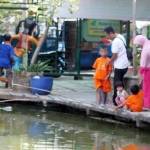 Satu keluarga menikmati kebesamaan di Delta Fishing, ayah menyuapi anak yang sedang mancing, sementara sang ibu menjaga anak. Duh indahnya kebersamaan. foto: faratiti dewi/ BANGSAONLINE