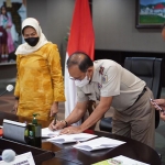 Wali Kota Dewanti Rumpoko menyaksikan penandatanganan hasil Rapat Kesepakatan Verifikasi Aktual Lahan Sawah Dilindungi (LSD) Kota Batu.
