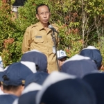 Kepala Dinas Komunikasi dan Infromartika Kabupaten Sumenep Ferdiansyah Tetrajaya saat menjadi pembina upacara bendera di SMP Negeri 2 Sumenep, Senin (12/09/2022).