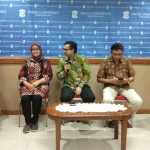 Asisten Perekonomian dan Pembangunan Pemkot Surabaya, Ikhsan saat jumpa pers di Kantor Bagian Humas Pemkot Surabaya, Jum