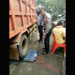 Kanit Turjawali Ipda I.G. Sukaana pimpin langsung giat Operasi Tertibkan sopir dump truck nakal dengan timbangan Fortable dan beberapa anggota Satlantas polres Pasuruan beserta jajaran anggota Dishub Kab. Pasuruan. Foto: ANDY F/BANGSAONLINE