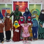 Dandim Jember Letkol Inf La Ode Muhammad Nurdin didampingi istrinya, Ny. Rari La Ode Muhammad Nurdin, foto bersama anak yatim.