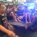 Korban saat akan dilarikan ke Puskesmas Sine.
