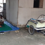 Kediaman tukang becak, Holili Addrae Sai saat ditemui. Foto : Mutammim/BANGSAONLINE.com
