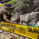 Tim BPCB Trowulan saat mengecek penemuan situs purbakala di Kelurahan Gedog, Sananwetan, Kota Blitar.