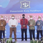 Wali Kota Eri bersama para pengusaha usai melakukan penandatanganan MoU tentang beasiswa pendidikan bagi anak-anak MBR di Kota Surabaya.