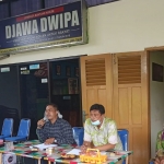 Mbok Antinah (dua dari kanan), saat bersama LBH Djawa Dwipa.