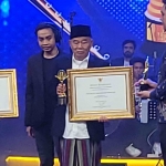 Prof Dr KH Asep Saifuddin Chalim, MA saat menerima penghargaan dari KPAI di Studio TVRI Jakarta, Rabu (10/12/2025). Foto: M. Mas