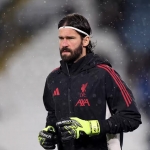 Alisson Becker melakukan pemanasan sebelum pertandingan Liga Premier antara Leeds United melawan Liverpool di Elland Road, Leeds, Inggris, pada 6 Desember 2025. Foto: Alex Livesey / Getty Images
