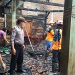 Petugas Polsek Widodaren saat melakukan olah TKP.