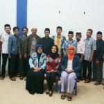 Panitia terpilih foto bersama ketua BPD Desa Saptorenggo.