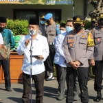 Ketua PCNU Kediri Kota K.H. Abu Bakar Abdul Jalil (Gus Ab) dan Kapolres Kediri Kota AKBP Eko Prasetyo sebelum acara penyerahan zakat. (foto: ist)