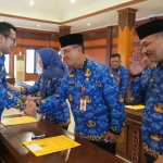 Pj Wali Kota Mojokerto, Moh. Ali Kuncoro, saat mengucapkan selamat kepada para pejabat yang telah menandatangani perjanjian kerja.