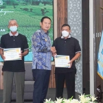 Bupati Lamongan, Yuhronur Efendi secara simbolis memberikan bantuan kepada para petani, Jumat (25/11/2022)