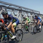 Peserta Tour de Indonesia 2019 melahap etape 1, Senin (19/8) kemarin. foto: ANTARA/ Mohammad Ayudha