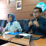 Ninik Rahayu, Ketua Dewan Pers dan Yadi Hendriana, Ketua Komisi Pengaduan dan Penegakan Etika Pers Dewan Pers saat jumpa pers di Gedung Pers, Jalan Kebon Sirih 32 – 34 Jakarta, Selasa (5/3/2024). Foto: Kompas