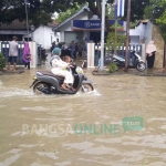 Banjir meluber hingga masuk ke rumah warga dan perkantoran.