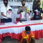 Tersangka dengan barang bukti yang ditunjukkan Polres Lamongan. (foto: ist).