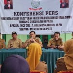 Paguyuban kepala desa se-Probolinggo saat memberi pernyataan sikap berupa dukungan terhadap Mendes PDTT.