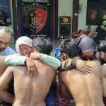 Anggota gangster batandos saat bertemu dengan orang tua mereka di Mapolres Jombang