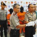 Tersangka diamankan aparat Polres Blitar. foto: TRI SUSANTO/ BANGSAONLINE