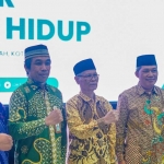 Ketua Pondok Pesantren Wali Barokah, KH Sunarto (tengah), bersama para pengurus.
