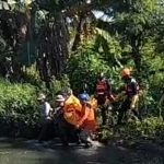 Evakuasi seorang bocah yang tewas usai terseret arus di Gresik.