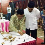 Bupati Indartato dan Wabup Yudi Sumbogo meninjau kontes batu akik di gedung Gasibu Swadaya.