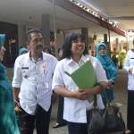 Camat Kebomas, Zairuddin, mendampingi tim penilai saat meninjau Kelurahan Gending. foto: SYUHUD/ BANGSAONLINE