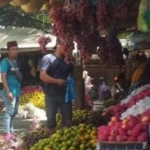 Suasana saat pembeli hendak berbelanja buah di Kota Probolinggo.
