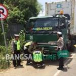 Polisi melakukan penindakan terhadap truk yang parkir di ring road Mojoagung, Rabu (21/9). foto: ROMZA/ BANGSAONLINE