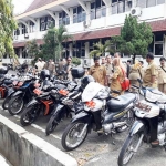 Kendaraan roda dua dan empat yang diperiksa oleh BPK. foto: Erry Sugianto/ BANGSAONLINE
