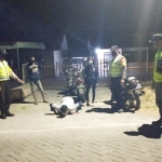 Salah satu pelanggar sedang menjalani hukuman fisik berupa push up.