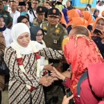 Gubernur Jatim Khofifah Indar Parawansa saat menghadiri kegiatan Bulaga bersama seluruh masyarakat Kecamatan Perak dan Bandar Kedungmulyo di Pendopo Desa Sukorejo, Perak, Jombang, Rabu (19/2). Foto: istimewa