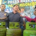 GELAR - Kasatreskrim Budi Santoso didampingi Kasubaghumas Sariyanto dengan barang bukti elpiji melon yang disalahgunakan bos RM. (gunadhi/BANGSAONLINE)