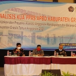 Pimpinan DPRD Gresik bersama tenaga ahli saat bedah KUA PPAS 2021. (foto: SYUHUD/ BANGSAONLINE)