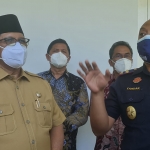 Wakil Bupati Bangkalan, Mohni (kiri), dan Kepala Kantor Bea Cukai Madura, Yanuar Calliandra, saat pemaparan dana bagi hasil cukai hasil tembakau kepada media