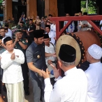 Bupati Tuban Aditya Halindra Faridzki saat memberangkatkan ribuan jemaah haji ditandai dengan tabuhan bedug.