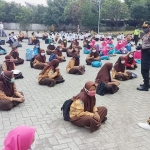 Para santri Ponpes Amanatul Ummah saat menunggu giliran pemeriksaan kesehatan di GOR Sidoarjo.