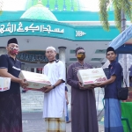 Perwakilan JCP saat menyerahkan bantuan kurma kepada takmir masjid Agung Asy-Shuhada Pamekasan. 