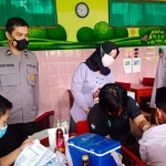 Sejumlah siswa Tarbiyatul Islamiyah Kota Probolinggo saat mengikuti vaksin merdeka.