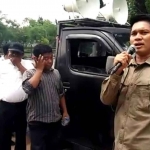 koordinator aksi di lapangan, Abdurahman Tahir, saat berorasi di depan Kantor Gubernur Jatim.