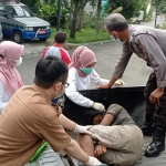 Pelaku saat diamankan petugas usai melakukan penganiayaan kepada dua korban.