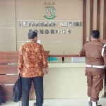 Sejumlah kepala SMP/SMPN saat memenuhi panggilan Kejaksaan Negeri Ponorogo terkait BKSM. (foto: ist)